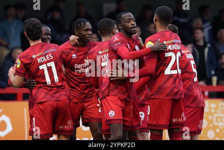 Tola Showunmi (3. L) von Crawley Town feiert 2-0 Punkte beim Spiel der 2. Runde des FA Cup zwischen Crawley Town und Lincoln City im Broadfield Stadium in Crawley. Stockfoto