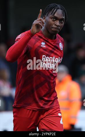 Tola Showunmi von Crawley Town feiert 2-0 Punkte beim Spiel der 2. Runde des FA Cup zwischen Crawley Town und Lincoln City im Broadfield Stadium in Crawley. Stockfoto