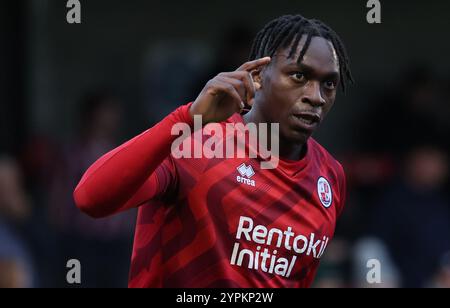 Tola Showunmi von Crawley Town feiert 2-0 Punkte beim Spiel der 2. Runde des FA Cup zwischen Crawley Town und Lincoln City im Broadfield Stadium in Crawley. Stockfoto