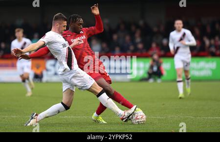 Tola Showunmi von Crawley Town beim Spiel der 2. Runde des FA Cup zwischen Crawley Town und Lincoln City im Broadfield Stadium in Crawley. Stockfoto