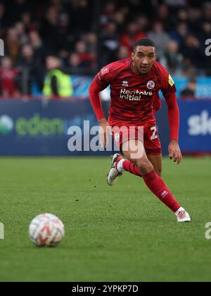 Bradley Ibrahim von Crawley Town beim Spiel der 2. Runde des FA Cup zwischen Crawley Town und Lincoln City im Broadfield Stadium in Crawley. Stockfoto