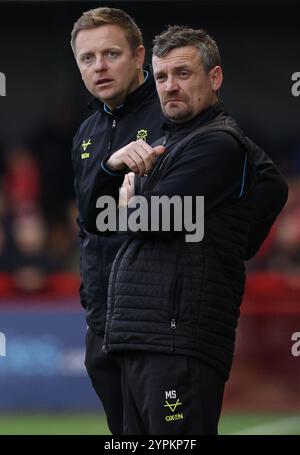 Lincoln-Trainer Michael Skubala beim Spiel der 2. Runde des FA Cup zwischen Crawley Town und Lincoln City im Broadfield Stadium in Crawley. Stockfoto