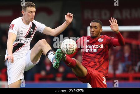 Bradley Ibrahim (R) von Crawley Town während des Spiels der 2. Runde des FA Cup zwischen Crawley Town und Lincoln City im Broadfield Stadium in Crawley. Stockfoto