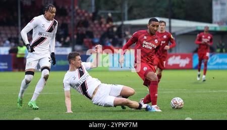 Bradley Ibrahim von Crawley Town beim Spiel der 2. Runde des FA Cup zwischen Crawley Town und Lincoln City im Broadfield Stadium in Crawley. Stockfoto