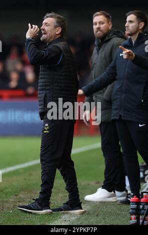 Lincoln-Manager Michael Skubala gibt Gesten aus der Ausgrabung während des FA Cup-Spiels in der 2. Runde zwischen Crawley Town und Lincoln City im Broadfield Stadium in Crawley. Stockfoto