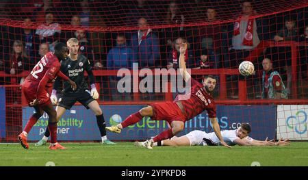 Charlie Barker von Crawley Town befreit den Ball während des Spiels der 2. Runde des FA Cup zwischen Crawley Town und Lincoln City im Broadfield Stadium in Crawley. Stockfoto