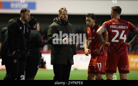 Crawley Town's neuer Manager Rob Elliot beim Spiel der 2. Runde des FA Cup zwischen Crawley Town und Lincoln City im Broadfield Stadium in Crawley. Stockfoto