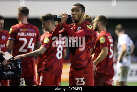 Bradley Ibrahim von Crawley Town beim Spiel der 2. Runde des FA Cup zwischen Crawley Town und Lincoln City im Broadfield Stadium in Crawley. Stockfoto