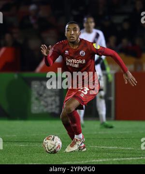 Bradley Ibrahim von Crawley Town beim Spiel der 2. Runde des FA Cup zwischen Crawley Town und Lincoln City im Broadfield Stadium in Crawley. Stockfoto