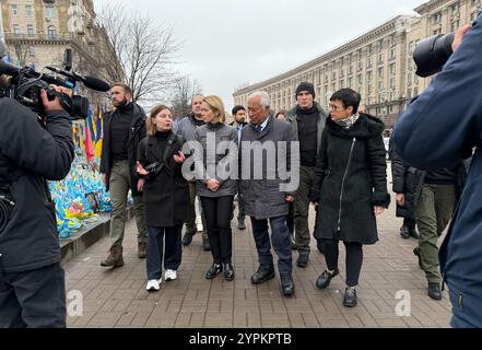 Kiew, Ukraine. Dezember 2024. Der neue EU-Ratspräsident António Costa (vorne, 2. Von rechts), die neue hohe Vertreterin der EU für auswärtige Angelegenheiten Kaja Kallas (2. Von links) und die neue EU-Erweiterungskommissarin Marta Kos (rechts) sprechen während eines Besuchs in der ukrainischen Hauptstadt Kiew mit einem Kriegsveteranen (links) auf dem Maidan. Ansgar Haase/dpa/Alamy Live News Stockfoto