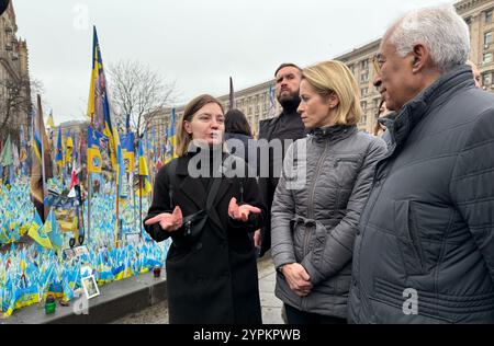 Kiew, Ukraine. Dezember 2024. Der neue EU-Ratspräsident António Costa (r) und die neue hohe Vertreterin der EU für auswärtige Angelegenheiten Kaja Kallas (2. V. rechts) sprechen während eines Besuchs in der ukrainischen Hauptstadt Kiew mit einem Kriegsveteranen auf dem Maidan. Ansgar Haase/dpa/Alamy Live News Stockfoto