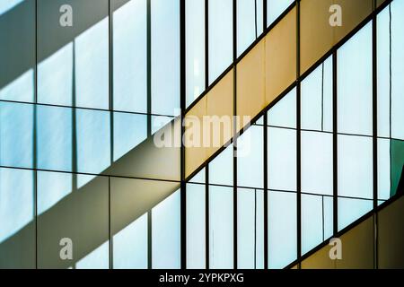 Abstrakte Reflexion von Licht und Schatten auf moderner Glasfassade mit geometrischen Mustern Stockfoto