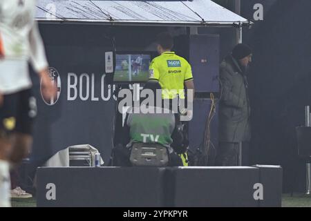 Luca Massimi (Schiedsrichter) beim Spiel der italienischen Serie A zwischen Bologna 3-0 Venezia im Renato Dall Ara Stadion am 30. November 2024 in Bologna, Italien. Quelle: Maurizio Borsari/AFLO/Alamy Live News Stockfoto