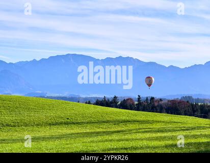 Ballonfahrt vor den alpen am 1. November 2024 in Stoetten a.. Auerberg, Deutschland. Credit: ddp Images/STAR-Images Credit: ddp Media GmbH/Alamy Live News Stockfoto