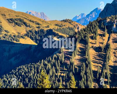 Skiarena Neunerkoepfle und Gappenfeldscharte im Herbst am 4. November 2024 in Tannheim, Österreich. Fotograf: ddp-Bilder/Sternbilder Stockfoto