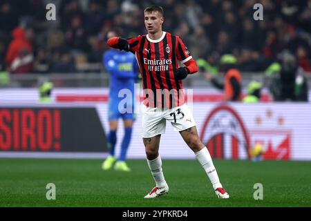 Mailand, Italien. November 2024 30. Francesco Camarda vom AC Milan Gesten während des Fußballspiels der Serie A zwischen AC Milan und Empoli FC im Stadio Giuseppe Meazza am 30. November 2024 in Mailand. Quelle: Marco Canoniero/Alamy Live News Stockfoto