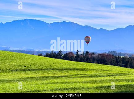 Ballonfahrt vor den alpen am 1. November 2024 in Stötten a.. Auerberg, Deutschland. Stockfoto