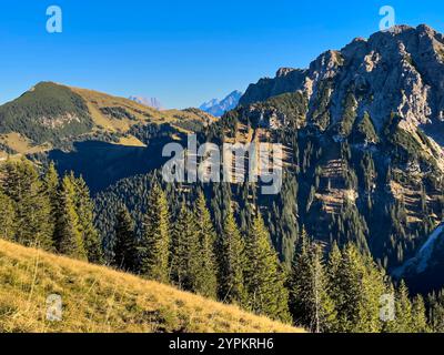 Skiarena Neunerköpfle und Gappenfeldscharte im Herbst am 4. November 2024 in Tannheim, Österreich. Stockfoto