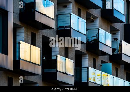 Luxuriöse Fassade des Apartmentgebäudes mit komplexen Goldtäfelungen und Glasbalkonen Stockfoto