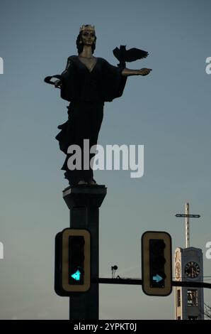 Ecke mit goldener Statue der Heiligen Sophia, Symbol der Weisheit und Beschützer der Stadt, Ampel mit grünem Licht und Uhrenturm mit Kreuz Stockfoto