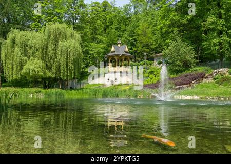 Brunnen im Stadtpark Szczawnica im Sommer in Pieniny, Polen Stockfoto