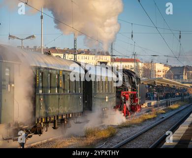 Ein von einer Schnellzug-Dampflokomotive gezogener Zug der Berliner Eisenbahnfreunde e.V. bei einer Adventsrundfahrt am Bahnhof Berlin-Lichtenberg. Die Dampflok wurde im Jahr 1934 in den Berliner Borsig-Werke gebaut und erreicht eine Höchstgeschwindigkeit von 130 km/h. *** Zug gezogen von einer Schnelldampflokomotive der Berliner Eisenbahnfreunde e V während einer Adventstour im Bahnhof Berlin Lichtenberg die Dampflokomotive wurde 1934 im Werk Berlin Borsig gebaut und erreicht eine Höchstgeschwindigkeit von 130 km h Stockfoto