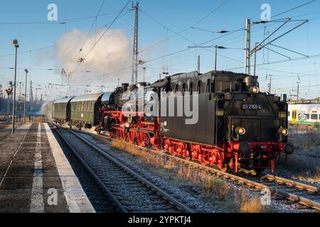 Ein von einer Schnellzug-Dampflokomotive gezogener Zug der Berliner Eisenbahnfreunde e.V. bei einer Adventsrundfahrt am Bahnhof Berlin-Lichtenberg. Die Dampflok wurde im Jahr 1934 in den Berliner Borsig-Werke gebaut und erreicht eine Höchstgeschwindigkeit von 130 km/h. *** Zug gezogen von einer Schnelldampflokomotive der Berliner Eisenbahnfreunde e V während einer Adventstour im Bahnhof Berlin Lichtenberg die Dampflokomotive wurde 1934 im Werk Berlin Borsig gebaut und erreicht eine Höchstgeschwindigkeit von 130 km h Stockfoto