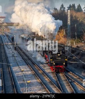 Ein von einer Schnellzug-Dampflokomotive gezogener Zug der Berliner Eisenbahnfreunde e.V. bei einer Adventsrundfahrt am Bahnhof Berlin-Lichtenberg. Die Dampflok wurde im Jahr 1934 in den Berliner Borsig-Werke gebaut und erreicht eine Höchstgeschwindigkeit von 130 km/h. *** Zug gezogen von einer Schnelldampflokomotive der Berliner Eisenbahnfreunde e V während einer Adventstour im Bahnhof Berlin Lichtenberg die Dampflokomotive wurde 1934 im Werk Berlin Borsig gebaut und erreicht eine Höchstgeschwindigkeit von 130 km h Stockfoto