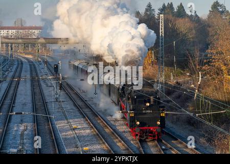 Ein von einer Schnellzug-Dampflokomotive gezogener Zug der Berliner Eisenbahnfreunde e.V. bei einer Adventsrundfahrt am Bahnhof Berlin-Lichtenberg. Die Dampflok wurde im Jahr 1934 in den Berliner Borsig-Werke gebaut und erreicht eine Höchstgeschwindigkeit von 130 km/h. *** Zug gezogen von einer Schnelldampflokomotive der Berliner Eisenbahnfreunde e V während einer Adventstour im Bahnhof Berlin Lichtenberg die Dampflokomotive wurde 1934 im Werk Berlin Borsig gebaut und erreicht eine Höchstgeschwindigkeit von 130 km h Stockfoto