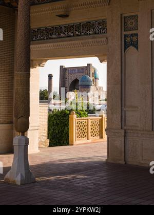 Samarkand, Usbekistan - 6. Juli 2024: Blick auf das Bibi-Khanym Mausoleum von der Hazrat-Khizr-Moschee Stockfoto