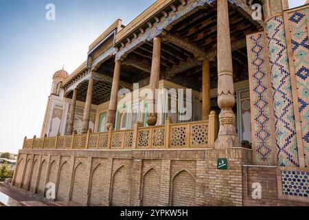 Samarkand, Usbekistan - 6. Juli 2024: Hazrat-Khizr-Moschee in Samarkand an einem sonnigen Tag Stockfoto