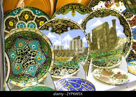 Bemalte Majolica zum Verkauf als Souvenirs in Usbekistan Stockfoto