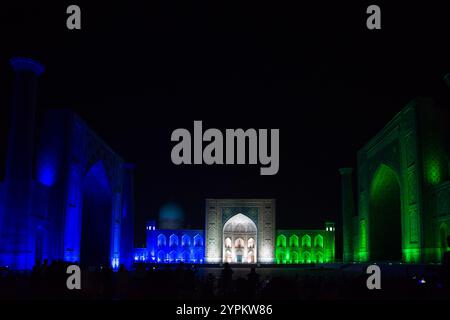 Samarkand, Usbekistan - 6. Juli 2024: Registan bei Nacht beleuchtet von Lichtern Stockfoto