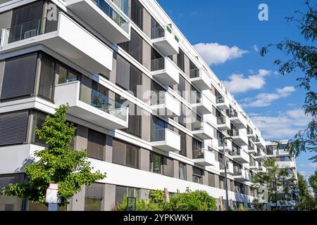 Grau-weißes Mehrfamilienwohnhaus, gesehen in Berlin Stockfoto