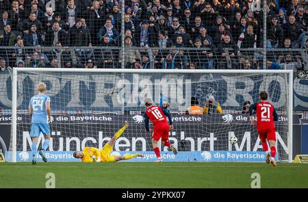 Sigurd Haugen (FC Hansa Rostock, #18) bei seinem Tor per Elfmeter / Strafstoss zum 1:2. GER, TSV 1860 München gegen den FC Hansa Rostock, Fussball, 3. Bundesliga, 16. Spieltag, Saison 2024/2025, 30.11.2024. (DIE DFL-DFB-VORSCHRIFTEN VERBIETEN DIE VERWENDUNG VON FOTOS ALS BILDSEQUENZEN UND/ODER QUASI-VIDEO). Foto: Eibner-Pressefoto/Heike Feiner Stockfoto