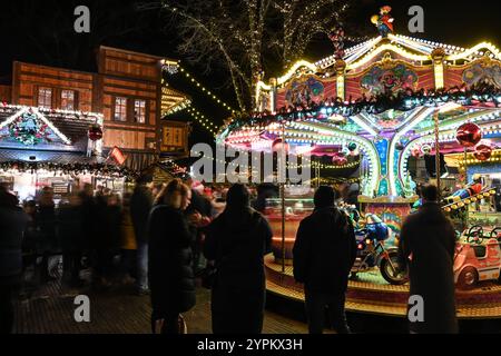 Weihnachtlicher Lichterglanz in der Leda-Stadt. Ein Kinderkarussell steht auf dem Weihnachtsmarkt. Leer Niedersachsen Deutschland *** Weihnachtsbeleuchtung in Leda Ein Kinderkarussell auf dem Weihnachtsmarkt in leer Niedersachsen Deutschland Copyright: Xdiebildwerftx Stockfoto