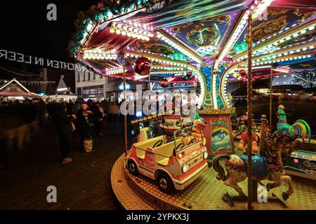 Weihnachtlicher Lichterglanz in der Leda-Stadt. Ein Kinderkarussell steht auf dem Weihnachtsmarkt. Leer Niedersachsen Deutschland *** Weihnachtsbeleuchtung in Leda Ein Kinderkarussell auf dem Weihnachtsmarkt in leer Niedersachsen Deutschland Copyright: Xdiebildwerftx Stockfoto