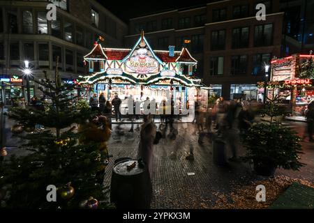 Weihnachtlicher Lichterglanz in der Leda-Stadt. Zahlreiche Besucher ziehen über den Weihnachtsmarkt. Leer Niedersachsen Deutschland *** Weihnachtsbeleuchtung in der Leda-Stadt zahlreiche Besucher schlendern durch den Weihnachtsmarkt in leer Niedersachsen Copyright: Xdiebildwerftx Stockfoto