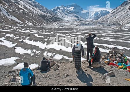 Touristen und Tibeter versammeln sich, um den Mount Everest, den höchsten Gipfel der Welt, im 5200 Meter hohen (Qomolangma) Base Camp in Tibet, China, zu bestaunen Stockfoto