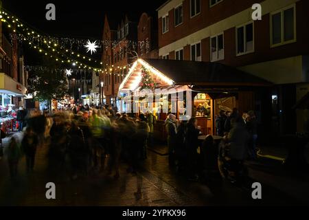 Weihnachtlicher Lichterglanz in der Leda-Stadt. Zahlreiche Besucher ziehen über den Weihnachtsmarkt. Leer Niedersachsen Deutschland *** Weihnachtsbeleuchtung in der Leda-Stadt zahlreiche Besucher schlendern durch den Weihnachtsmarkt in leer Niedersachsen Copyright: Xdiebildwerftx Stockfoto