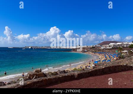 Playa Dorada Strand in Playa Blanca im Süden von Lanzarote auf den Kanarischen Inseln, ein beliebtes Wintersonnenziel. Stockfoto