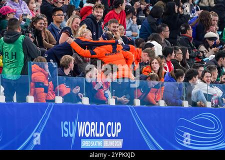 PEKING, CHINA - 1. DEZEMBER: Suzanne Schulting mit dem niederländischen Shorttrack-Team während der ISU World Cup Speed Skating 2 im National Speed Skating Oval am 1. Dezember 2024 in Peking (Foto: Andre Weening/Orange Pictures) Stockfoto