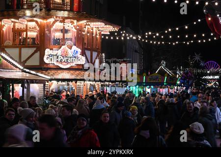 Weihnachtlicher Lichterglanz in der Leda-Stadt. Viele Besucher zieht es auf dem Weihnachtsmarkt. Leer Niedersachsen Deutschland *** Weihnachtsbeleuchtung in der Leda-Stadt viele Besucher ziehen den Weihnachtsmarkt in leer Niedersachsen an Copyright: Xdiebildwerftx Stockfoto