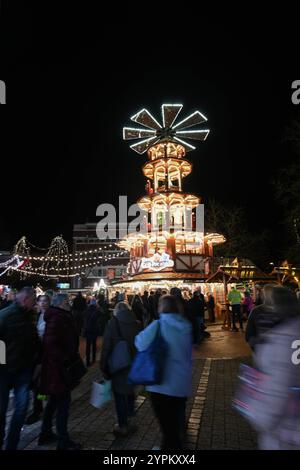 Weihnachtlicher Lichterglanz in der Leda-Stadt. Viele Besucher zieht es auf dem Weihnachtsmarkt. Leer Niedersachsen Deutschland *** Weihnachtsbeleuchtung in der Leda-Stadt viele Besucher ziehen den Weihnachtsmarkt in leer Niedersachsen an Copyright: Xdiebildwerftx Stockfoto