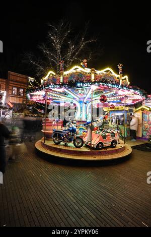 Weihnachtlicher Lichterglanz in der Leda-Stadt. Ein Kinderkarussell steht auf dem Weihnachtsmarkt. Leer Niedersachsen Deutschland *** Weihnachtsbeleuchtung in Leda Ein Kinderkarussell auf dem Weihnachtsmarkt in leer Niedersachsen Deutschland Copyright: Xdiebildwerftx Stockfoto