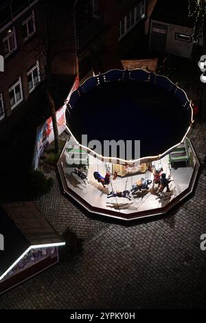 Weihnachtlicher Lichterglanz in der Leda-Stadt. Ein Kinderkarussell steht auf dem Weihnachtsmarkt. Leer Niedersachsen Deutschland *** Weihnachtsbeleuchtung in Leda Ein Kinderkarussell auf dem Weihnachtsmarkt in leer Niedersachsen Deutschland Copyright: Xdiebildwerftx Stockfoto