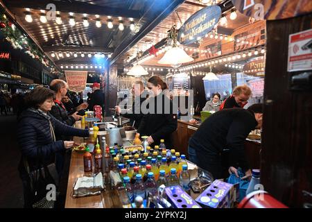 Weihnachtlicher Lichterglanz in der Leda-Stadt. Viele Besucher zieht es auf dem Weihnachtsmarkt. Leer Niedersachsen Deutschland *** Weihnachtsbeleuchtung in der Leda-Stadt viele Besucher ziehen den Weihnachtsmarkt in leer Niedersachsen an Copyright: Xdiebildwerftx Stockfoto