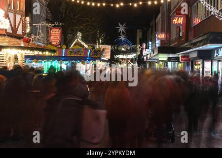 Weihnachtlicher Lichterglanz in der Leda-Stadt. Blick auf den Weihnachtsmarkt in leer. Leer Niedersachsen Deutschland *** Weihnachtsbeleuchtung in der Leda-Stadt Ansicht des Weihnachtsmarktes in leer Niedersachsen Deutschland Copyright: Xdiebildwerftx Stockfoto