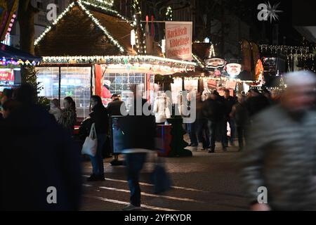 Weihnachtlicher Lichterglanz in der Leda-Stadt. Blick auf den Weihnachtsmarkt in leer. Leer Niedersachsen Deutschland *** Weihnachtsbeleuchtung in der Leda-Stadt Ansicht des Weihnachtsmarktes in leer Niedersachsen Deutschland Copyright: Xdiebildwerftx Stockfoto