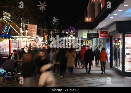 Weihnachtlicher Lichterglanz in der Leda-Stadt. Blick auf den Weihnachtsmarkt in leer. Leer Niedersachsen Deutschland *** Weihnachtsbeleuchtung in der Leda-Stadt Ansicht des Weihnachtsmarktes in leer Niedersachsen Deutschland Copyright: Xdiebildwerftx Stockfoto